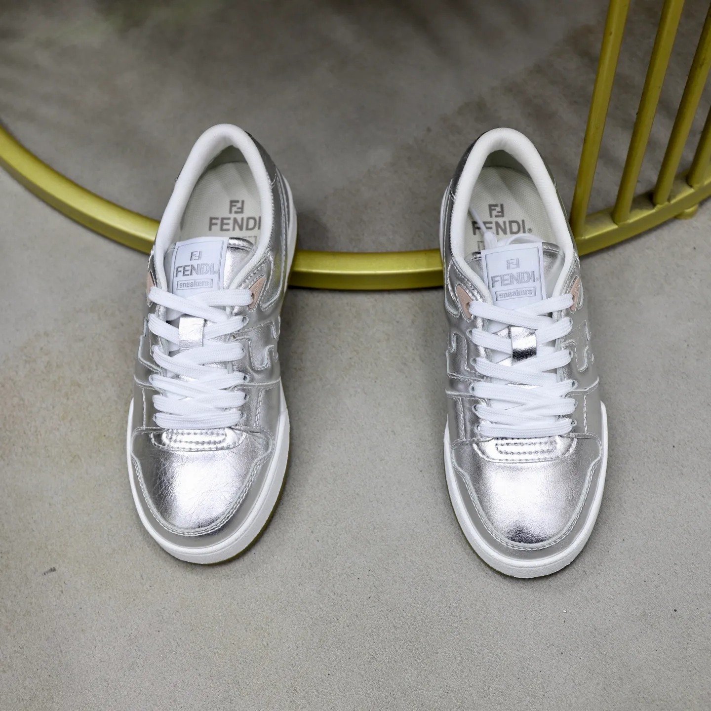 Ex-factory price: 640🔥Couple model (top original order) Brand: FENDI Size: 35-44 (customized for men 38 and 45) Grade: original order quality High version Material: Imported original cowhide stitching ➕ High-quality and comfortable lining Original TPU lightweight anti-slip outsole Style category: Travel fashion casual shoes Versatile trend